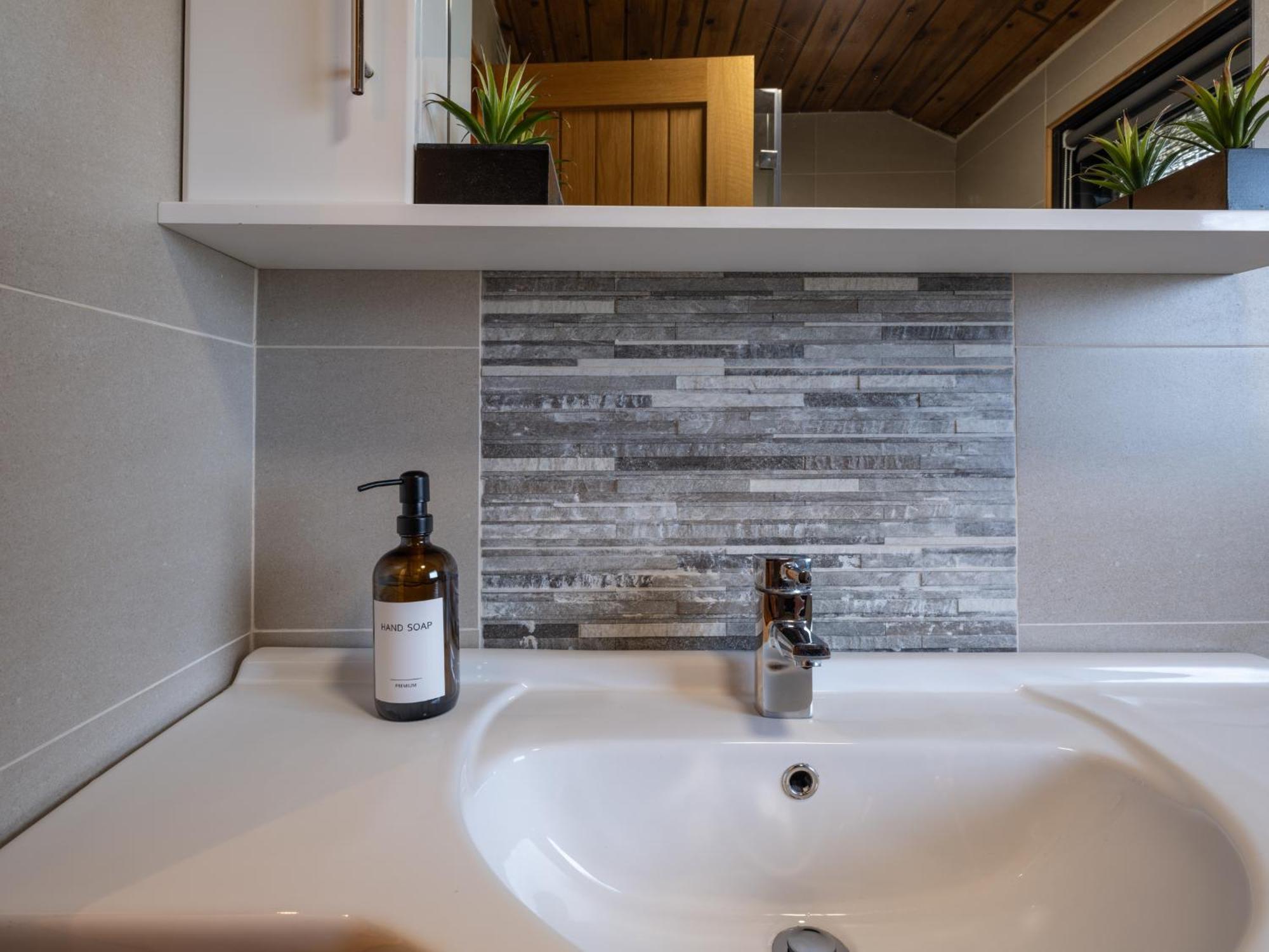 Luxury With Hot Tub, Sauna & Outdoor Dining *