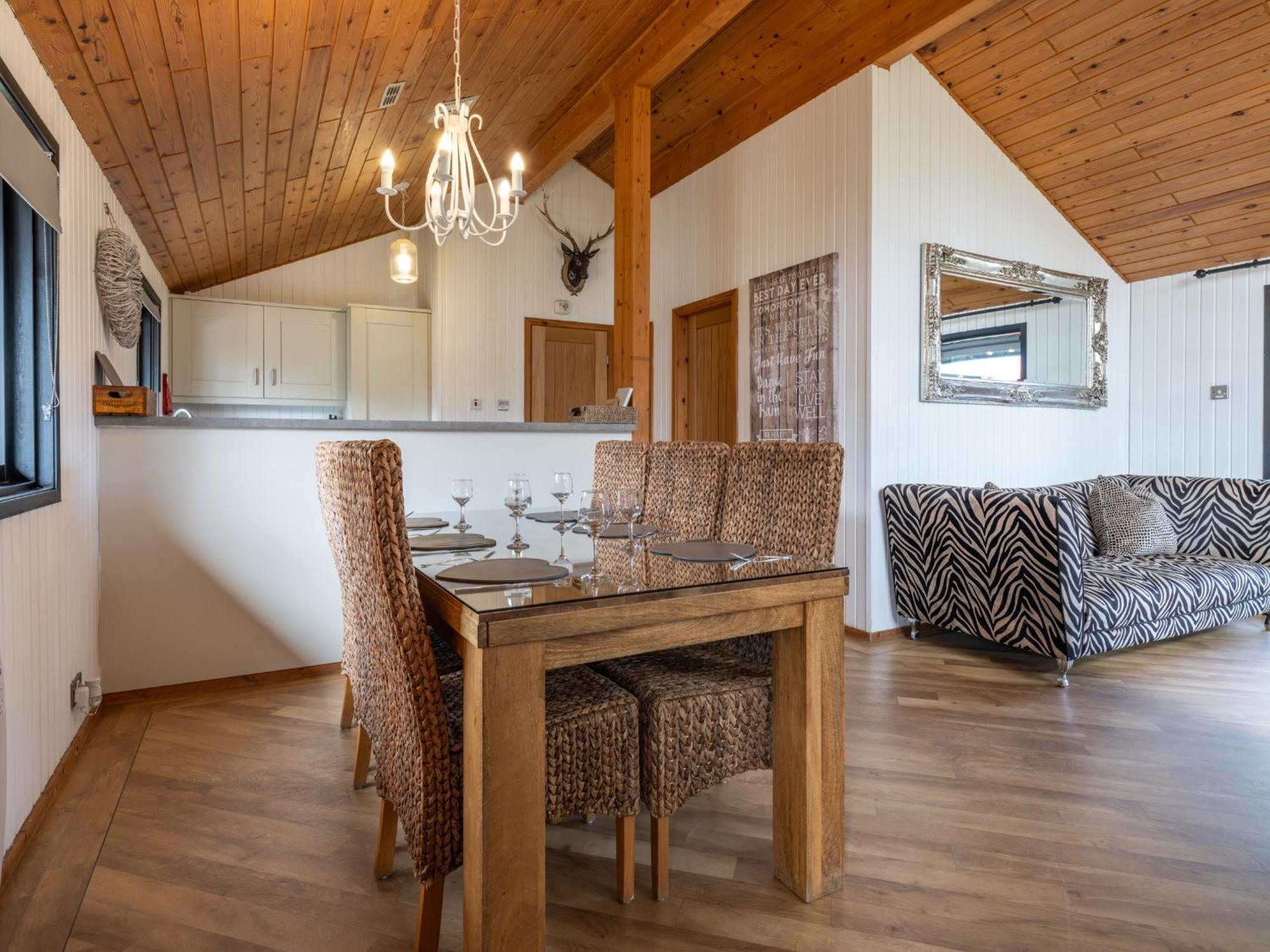 Luxury With Hot Tub, Sauna & Outdoor Dining Holiday home