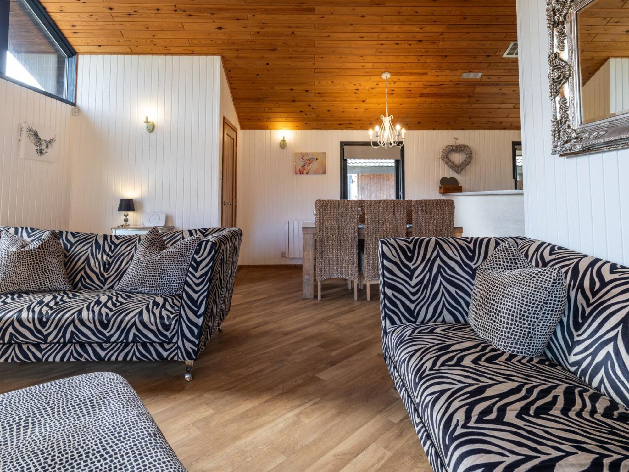 Luxury With Hot Tub, Sauna & Outdoor Dining *